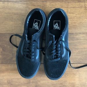 Vans platform shoe, black, size 8.